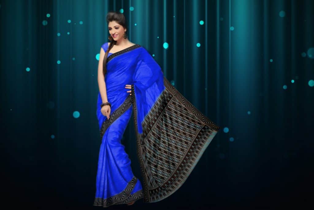 blue saree with black border