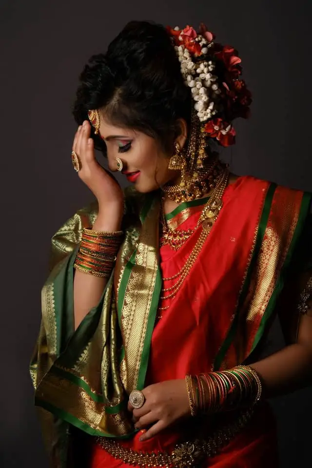 Hairstyle on Saree for Round face - 20 Most Beautiful ...